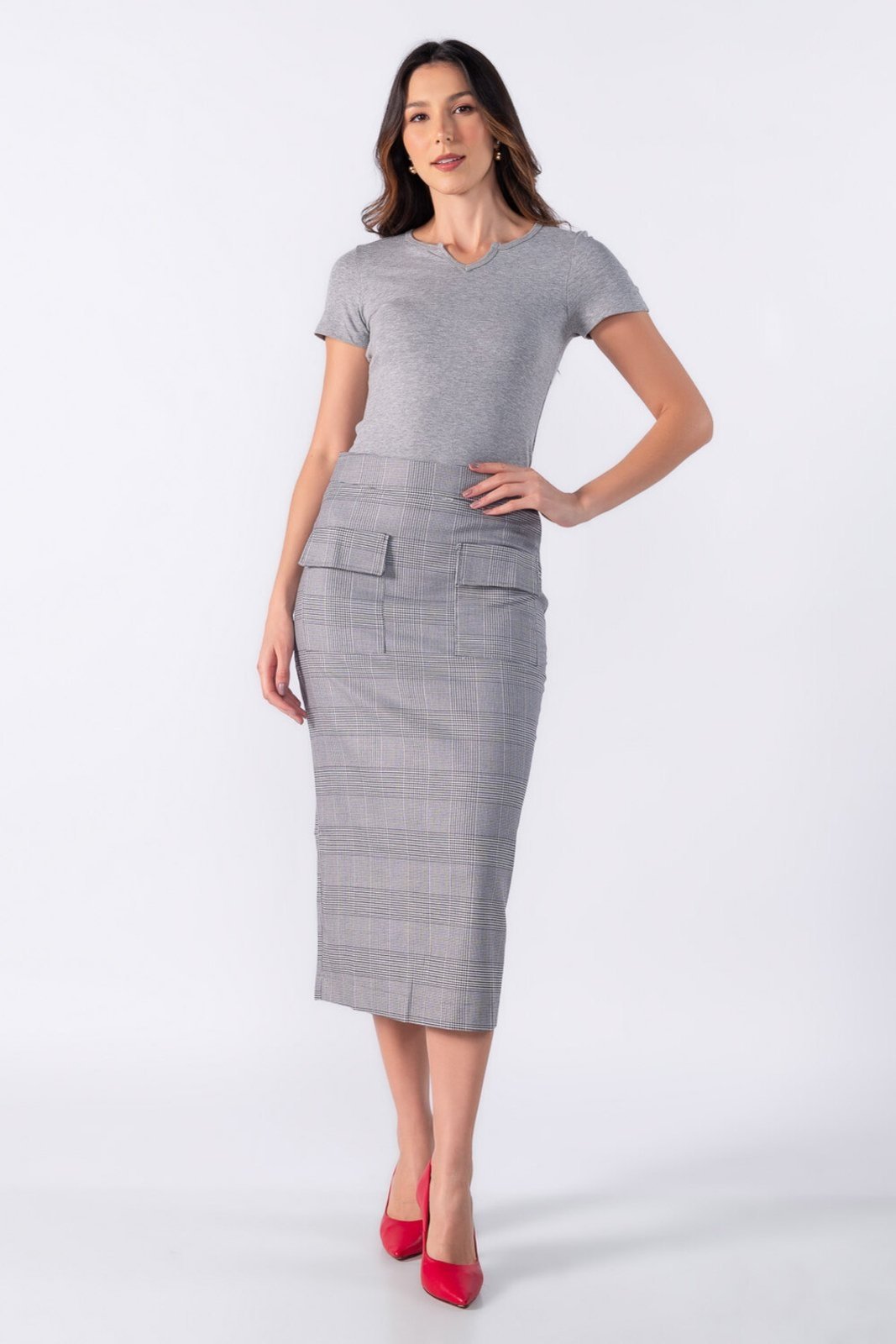 Blusa basica recorte em v no decote Cinza