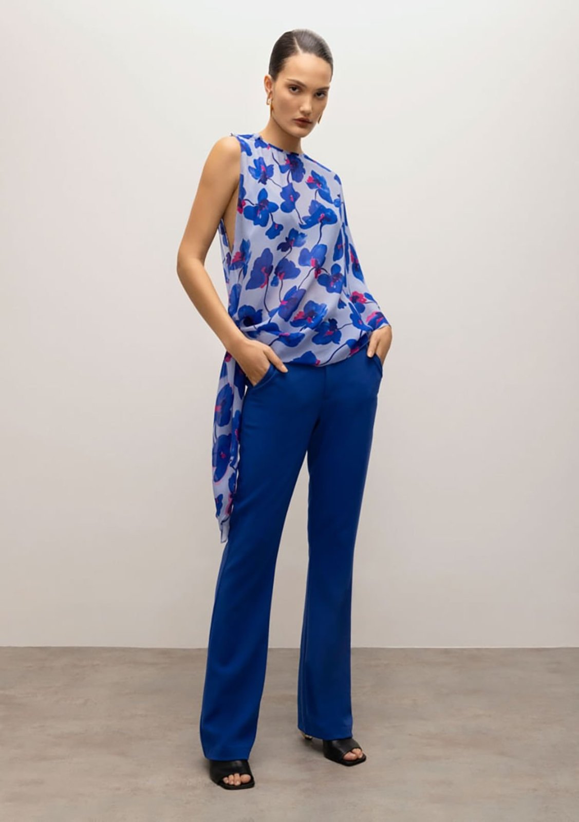 Blusa Iódice Decote Redondo Sem Manga Assimétrica Azul