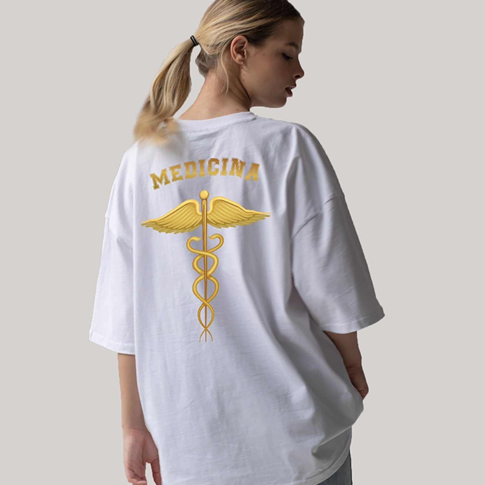 Camiseta Ousy Unissex Profissão Medicina Símbolo Caduceu Dourado Oversized Branco