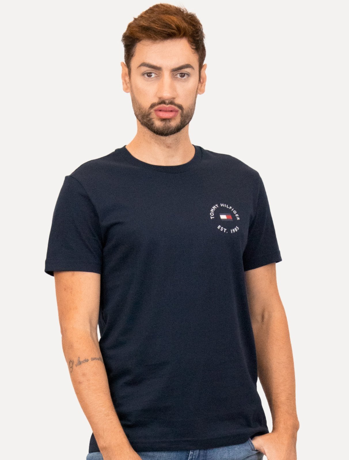 Vista 3 Kit Tommy Hilfiger Camiseta Masculina Roundle Logo Chest Azul Marinh/Branco azul marinho Tommy Hilfiger azul marinho