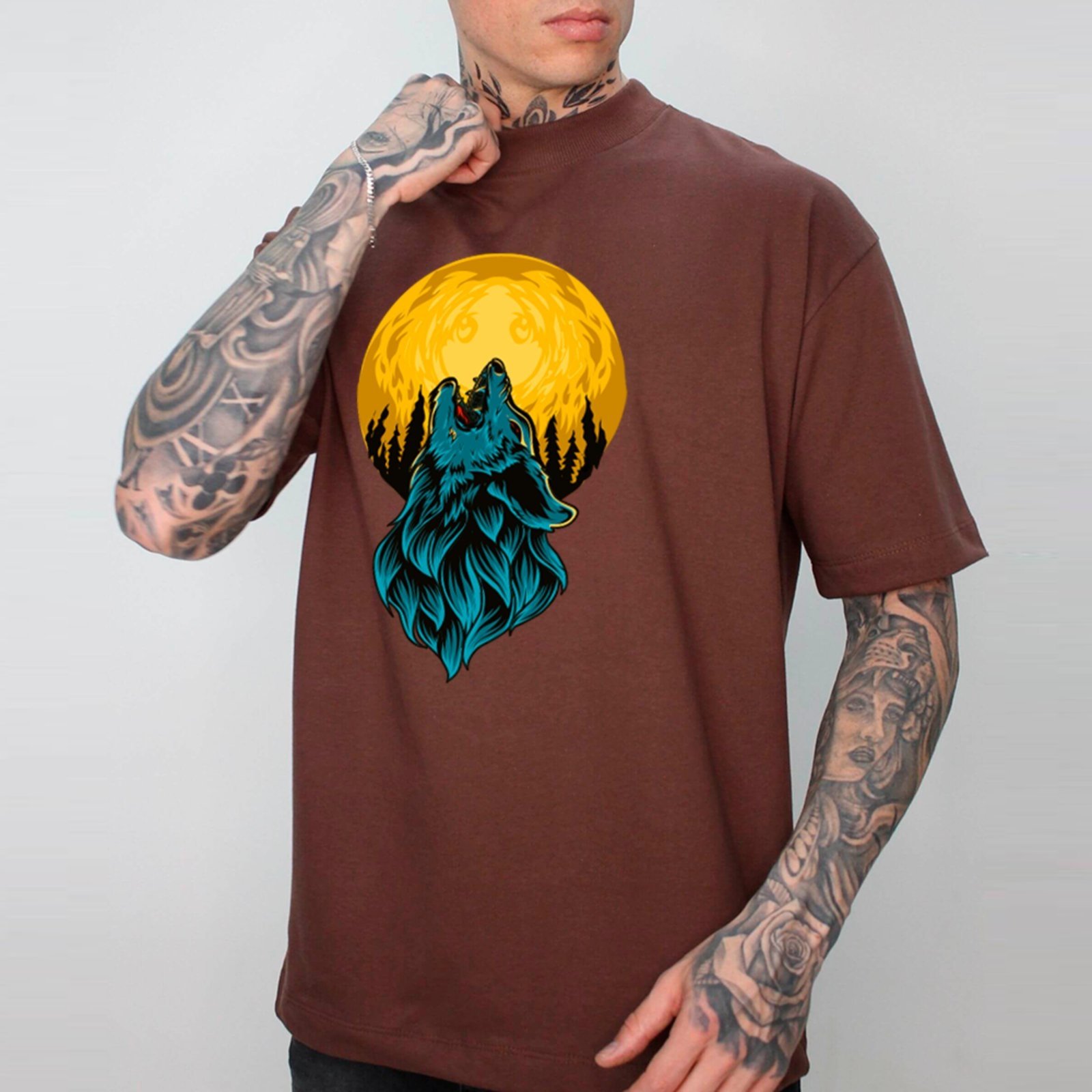 Camiseta Ousy Streetwear Lobo Uivando Lua Cheia com Floresta Oversized Unissex Marrom