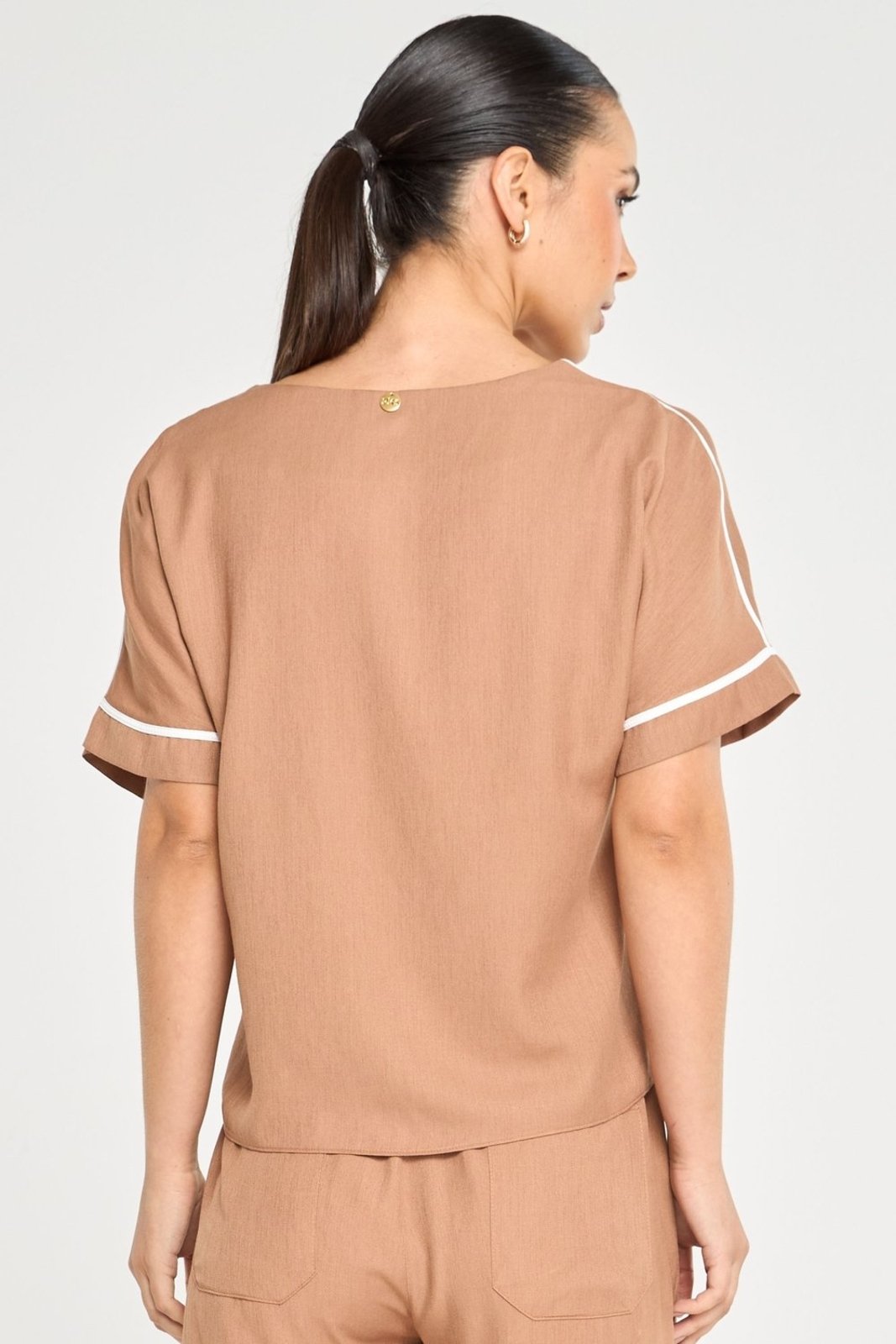 Blusa PKS Manga Curta Com Filete Off White em Viscose Caramelo