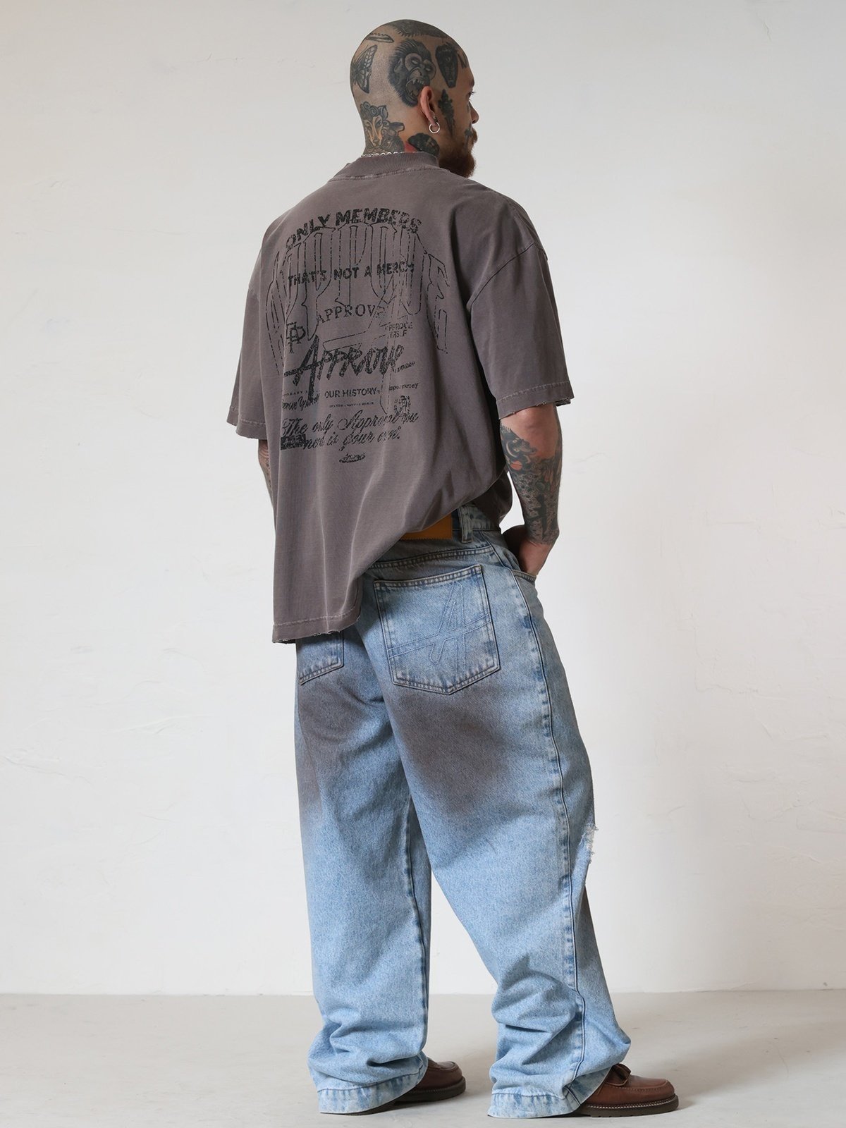 CAMISETA HUGE APPROVE ONLY II - MARROM