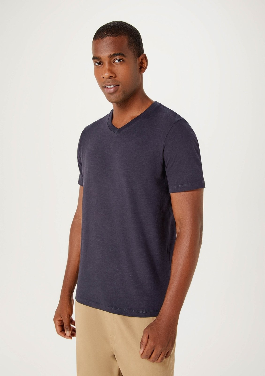 Camiseta Básica Masculina Slim Gola V Em Malha Flamê