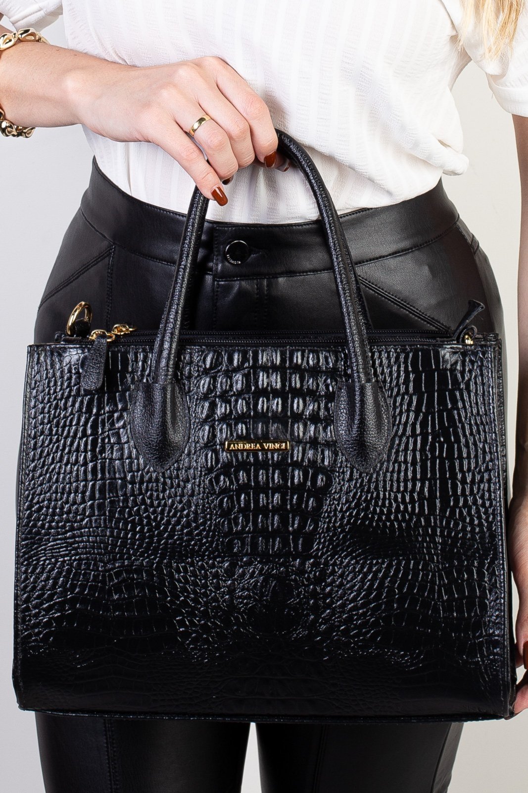 Bolsa Andrea Vinci De Couro Croco Estruturada Valéria – Preto