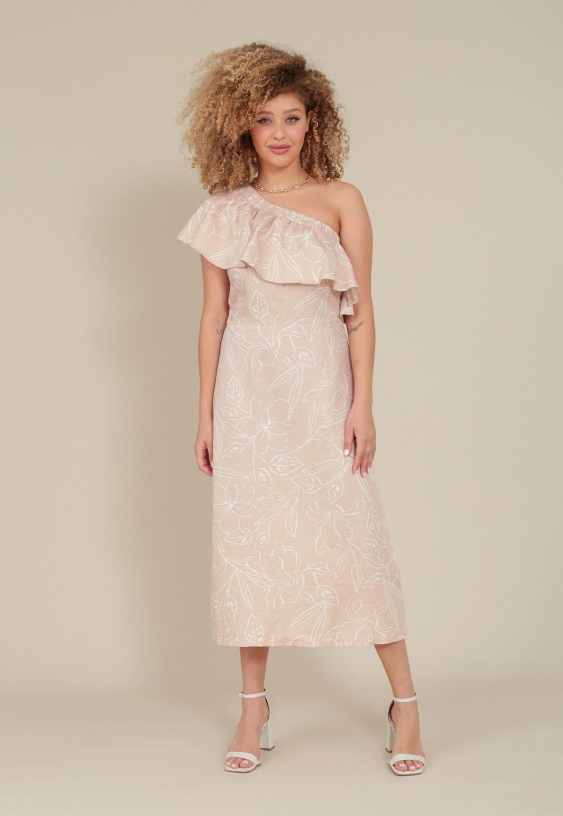 Vestido Pop Me Ombro Só Com Babado Em Estampa Floral Jasmim Bege