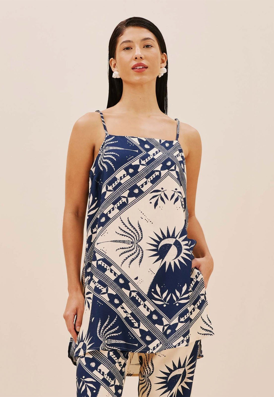 Blusa Alongada CaCay Com Fenda Estampada Céu