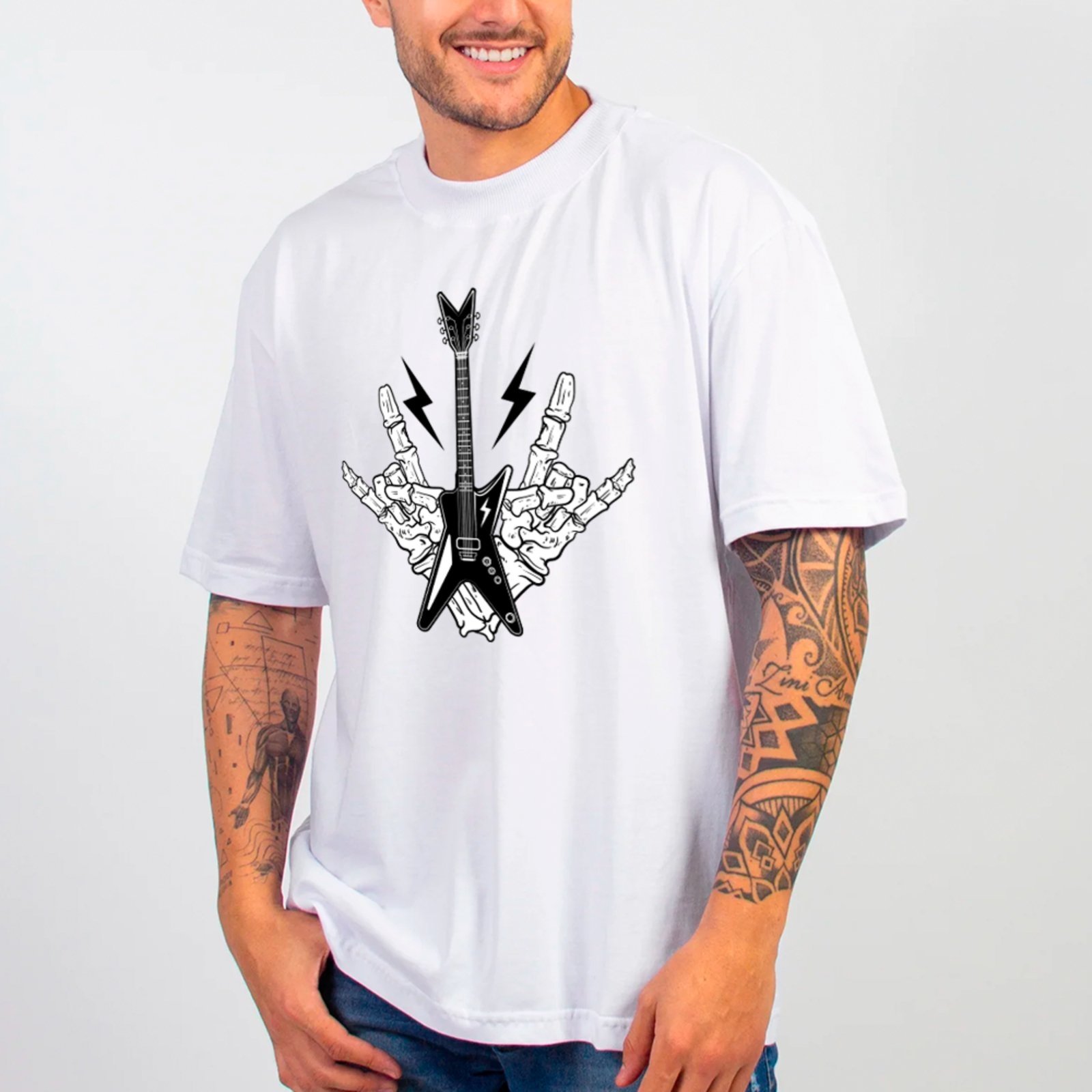 Camiseta Ousy Unissex Streetwear Rock Guitar Lightning Visual Impactante Oversized Branco