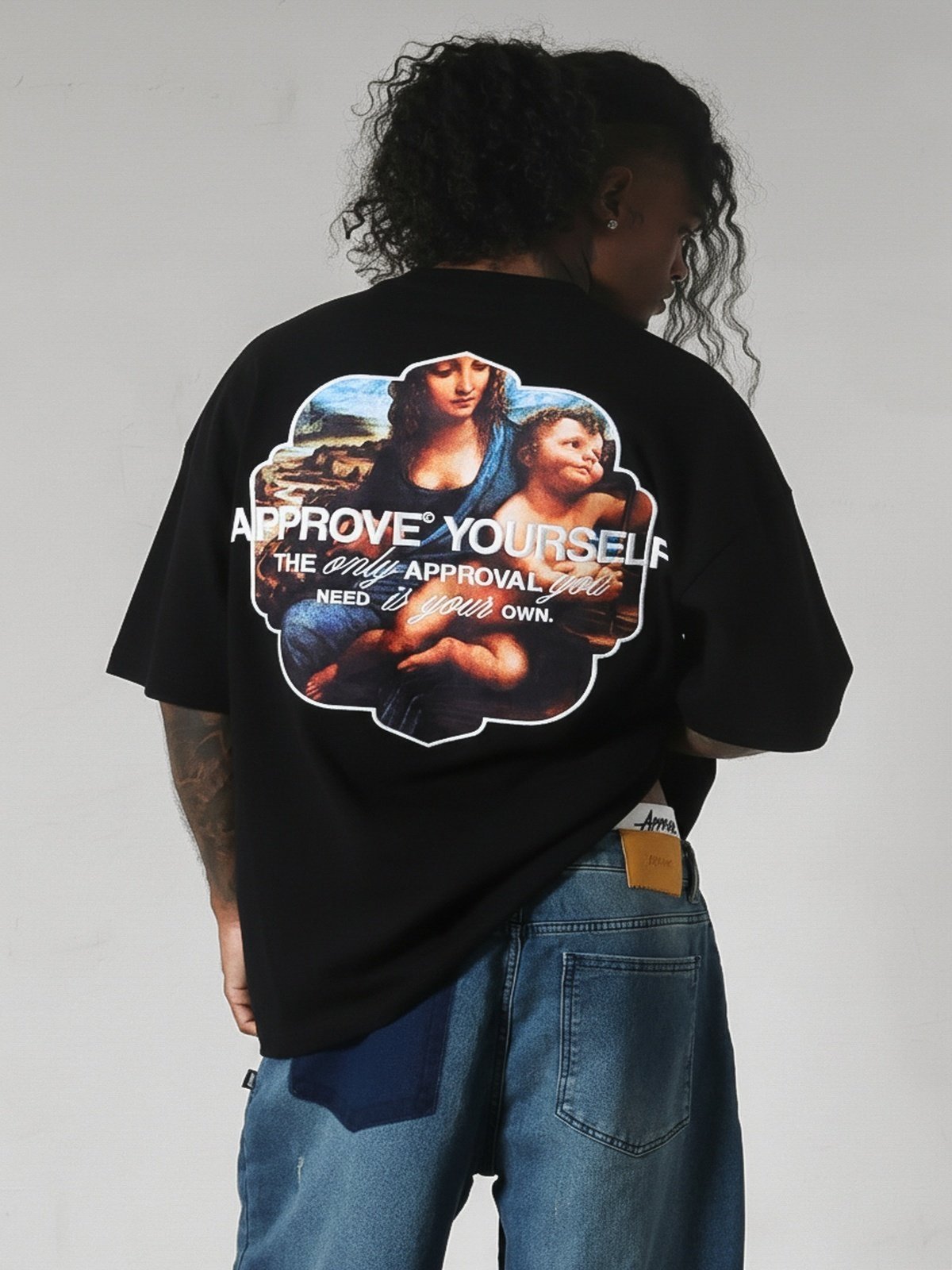 CAMISETA HUGE APPROVE MADONA PRETA - PRETO