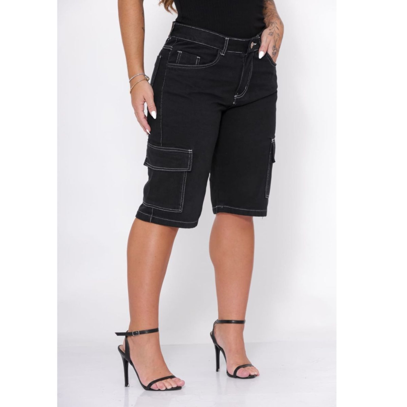 Bermuda Cargo Feminina Sarja Preta com Costura Branca Alleppo Jeans