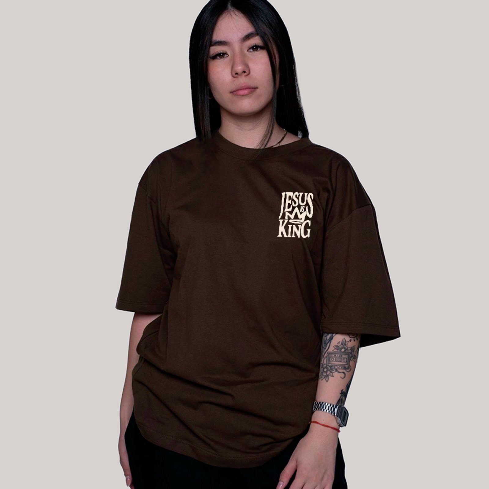 Camiseta Ousy Cristã Oversized Jesus is King Unissex Marrom
