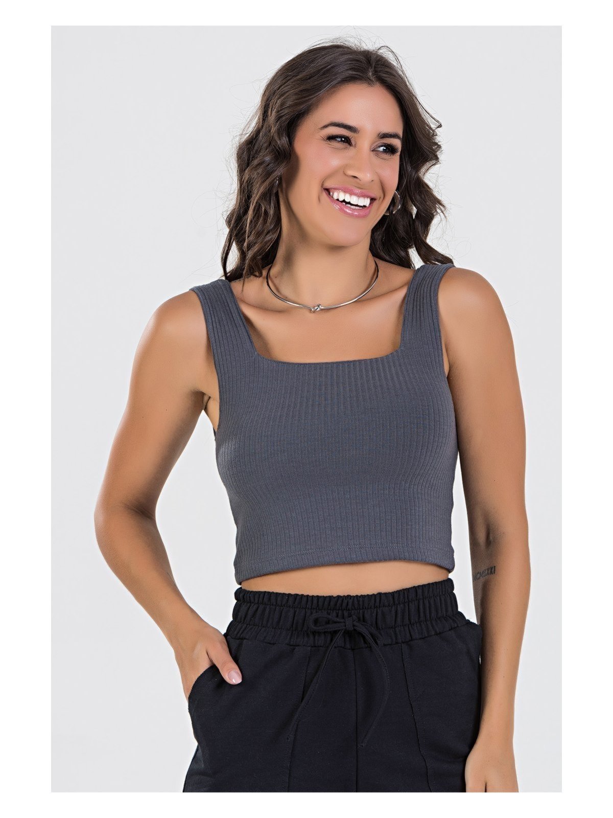 Vista 2 Blusa Cropped Ribana Canelada Chumbo Meu Jeans cinza Meu Jeans cinza