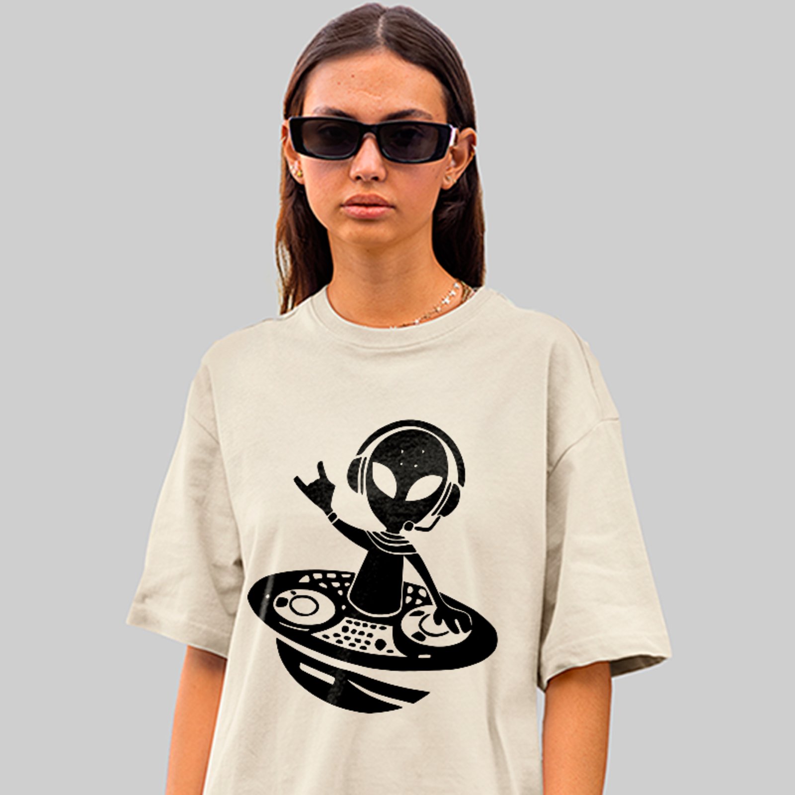 Camiseta Oversized Alien Rave Party Style Unissex Off White