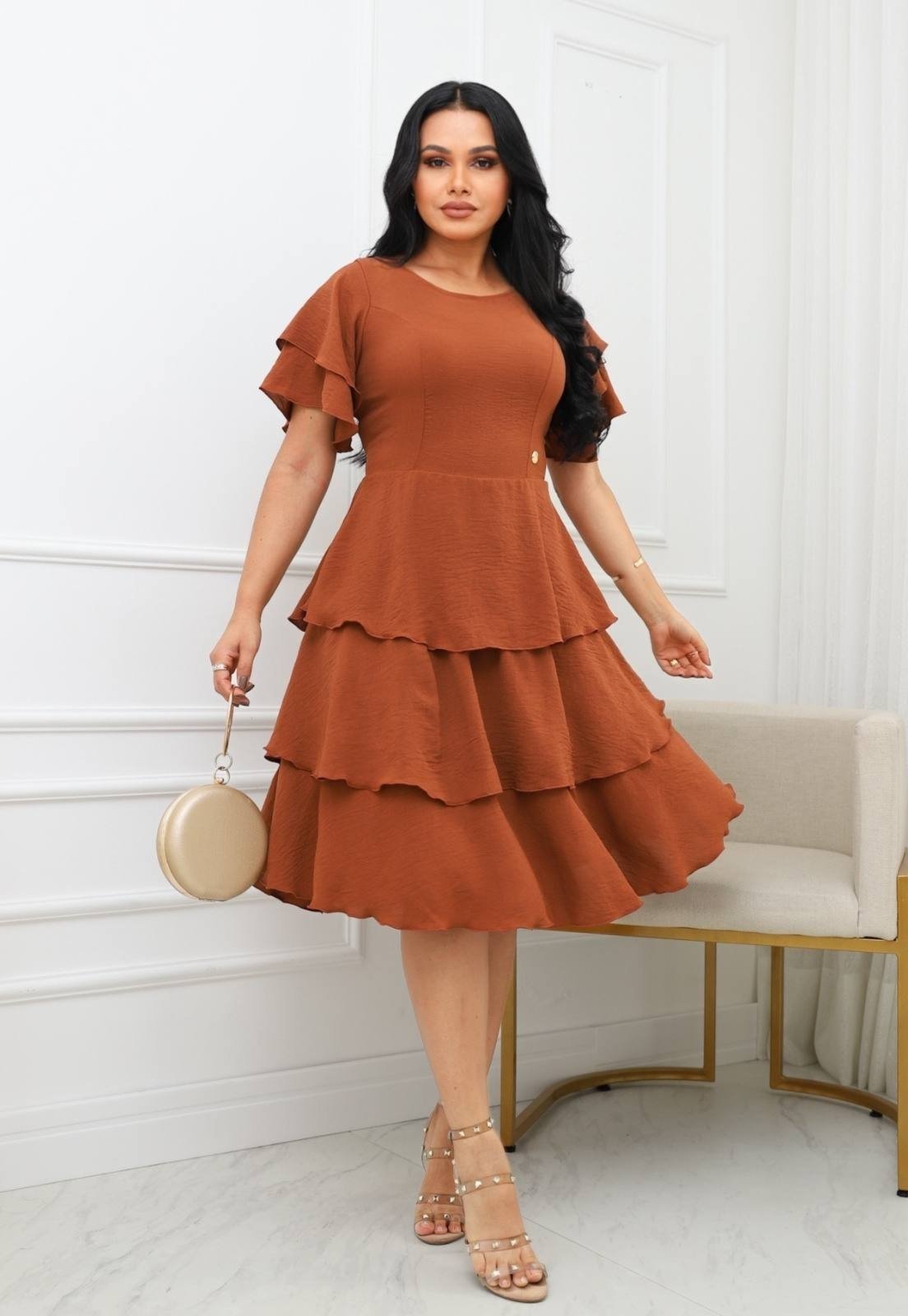 Vestido Midi Saia em Camadas com Manga Curta Marrom Elegância e Conforto Boho Chique