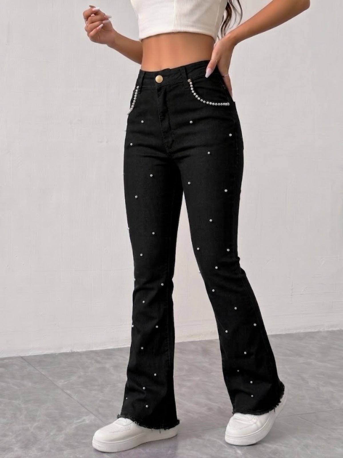 Calça Feminina Flare Jeans preto com Pérolas ao Redor do Bolso e Salpicadas na Frente Premium