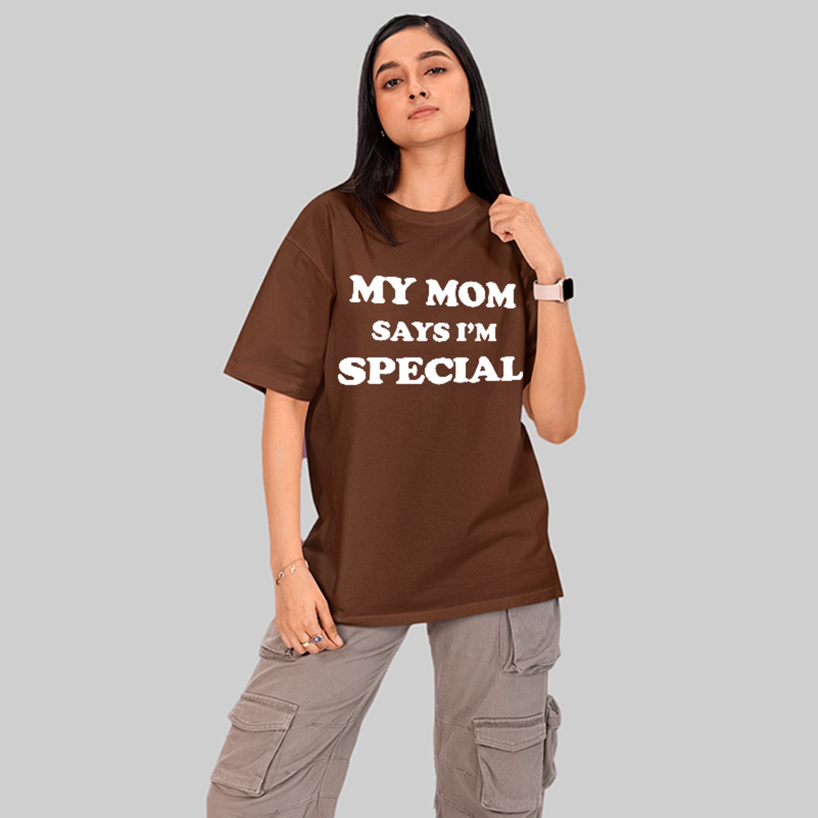 Camiseta Oversized My Mom Says I’m Special Humor Meme Marrom