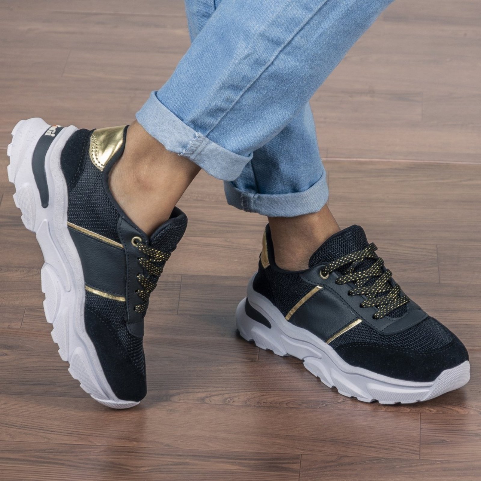 Tênis Feminino De Caminhada GuGi Sneaker Casual Fiorella Sola Micro Expandida Macia Preto e Dourado