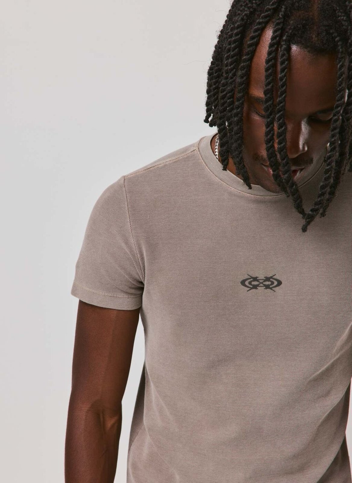 Camiseta Muscle Estampa em Relevo