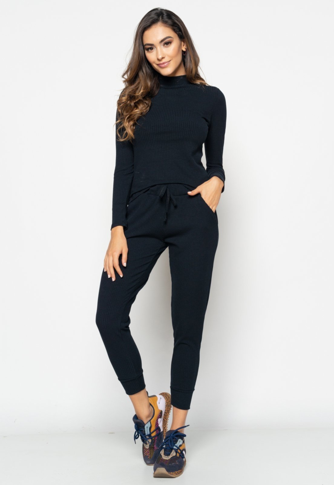 Conjunto Salvatore Comfy Com Blusa Gola Alta Manga Longa e Jogger Canelado Preto