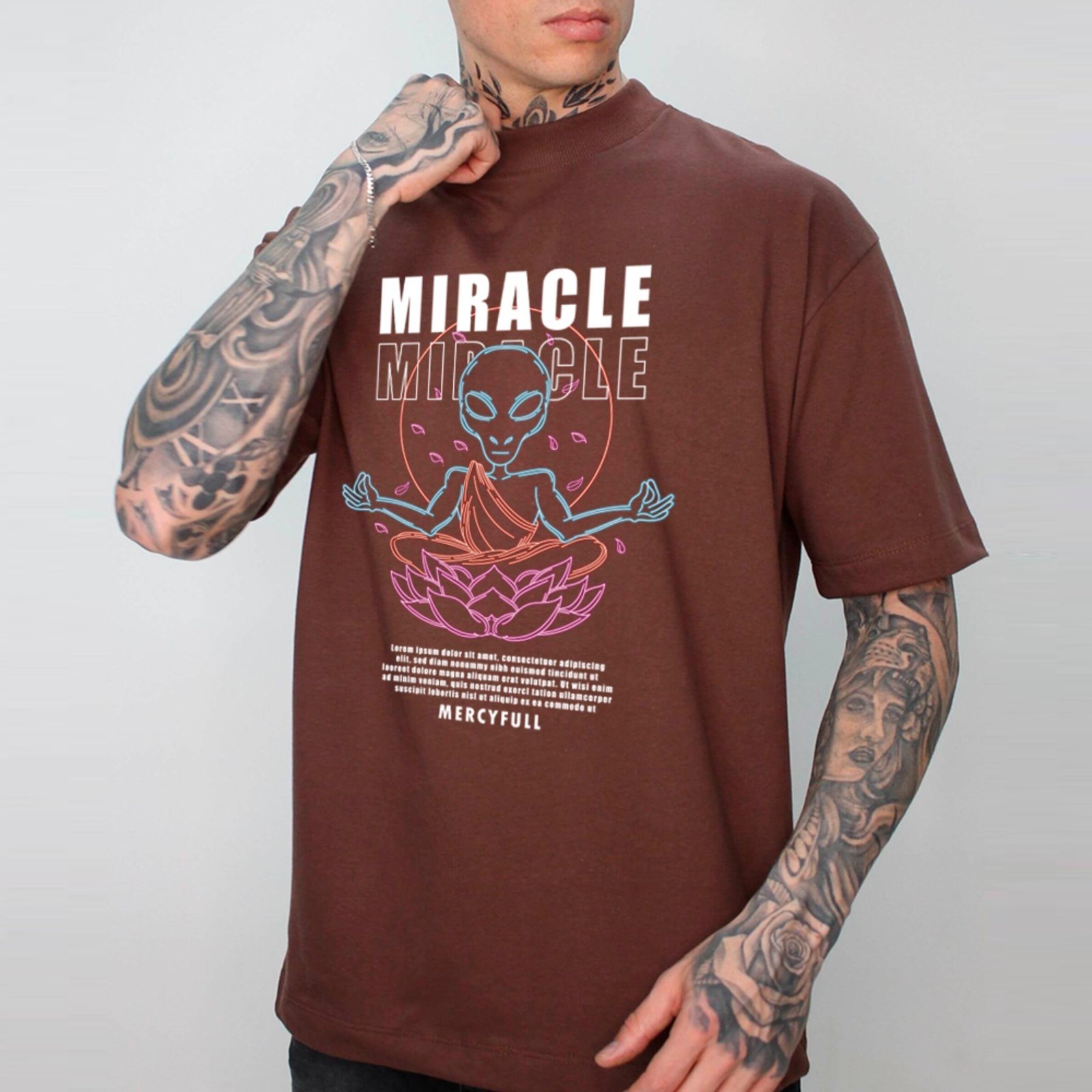 Camiseta Ousy Streetwear Miracle Alien Meditando Flor de Lótus Oversized Unissex Marrom