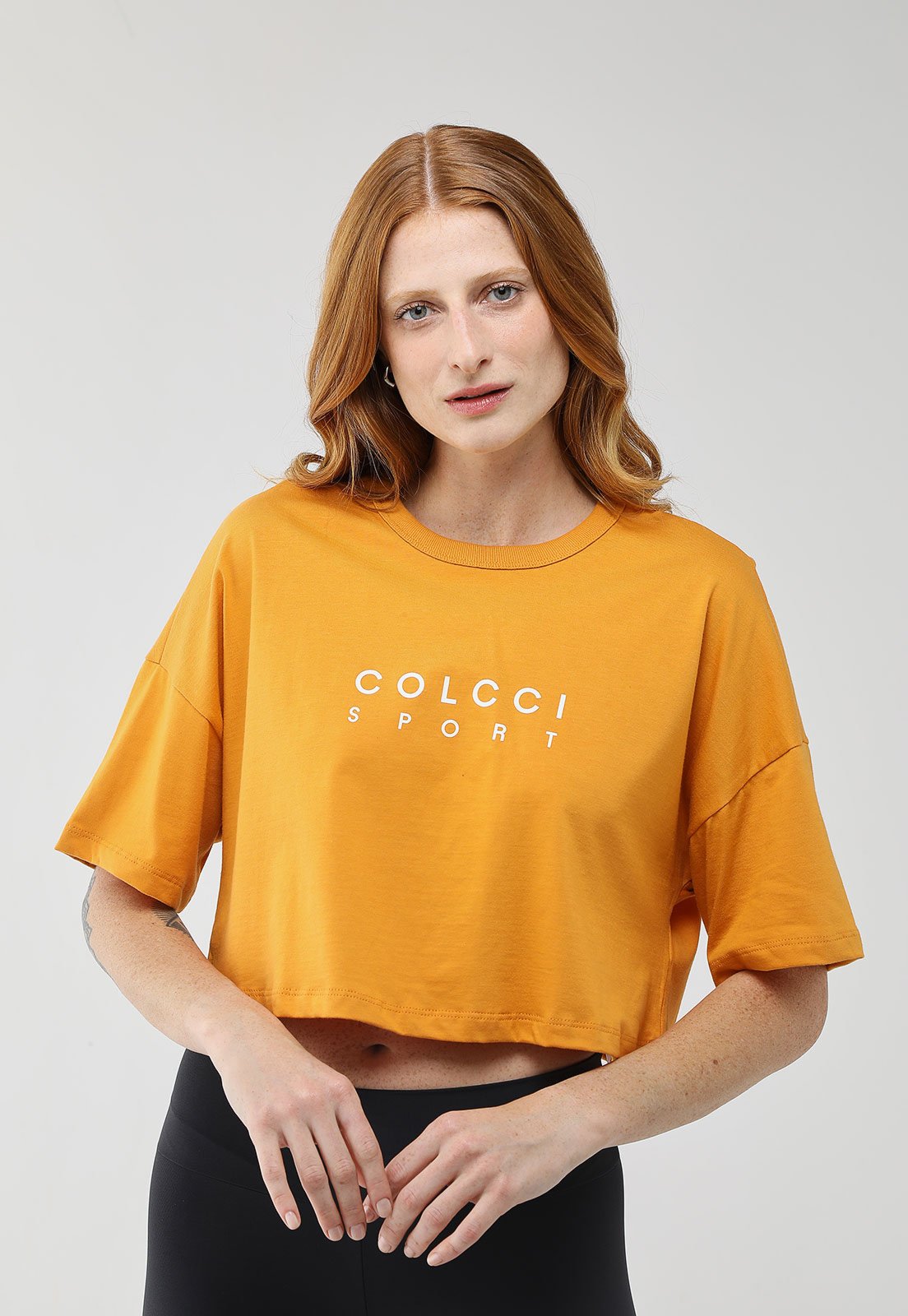 Vista 2 Camiseta Feminina Colcci Sport Cropped Mostarda amarelo Colcci Sport amarelo