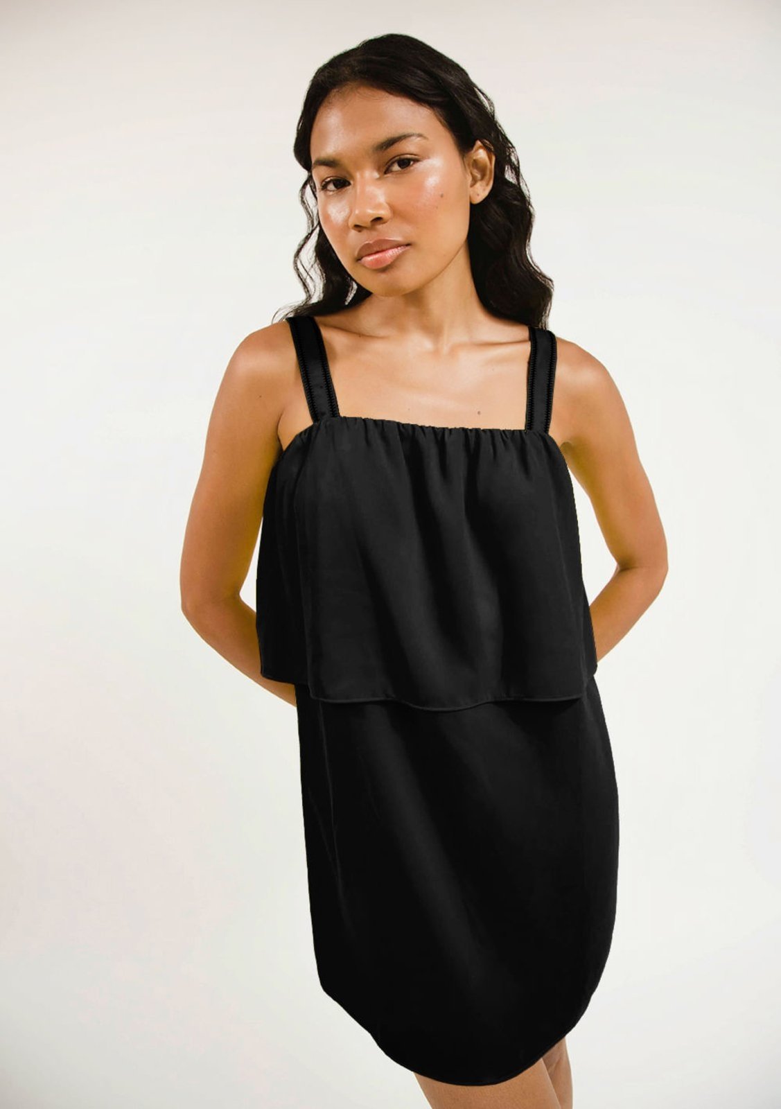 Vestido Zinco Curto Decote Reto Detalhe Alça Preto