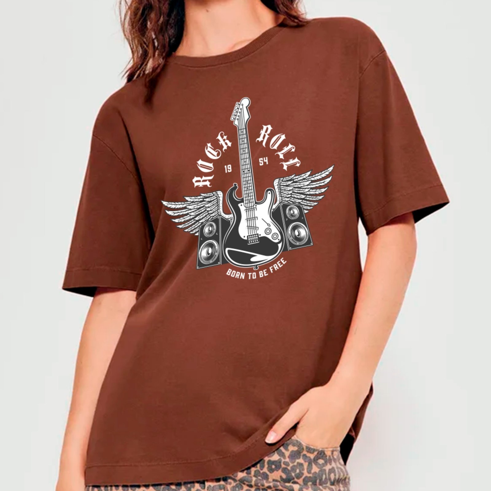 Camiseta Ousy Streetwear Rock Roll Guitarra 1954 Oversized Unissex Marrom
