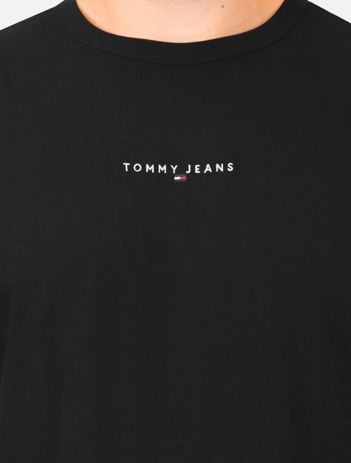 Vista 3 Camiseta Tommy Jeans Masculina Frontal Linear Logo Preta preto Tommy Jeans preto