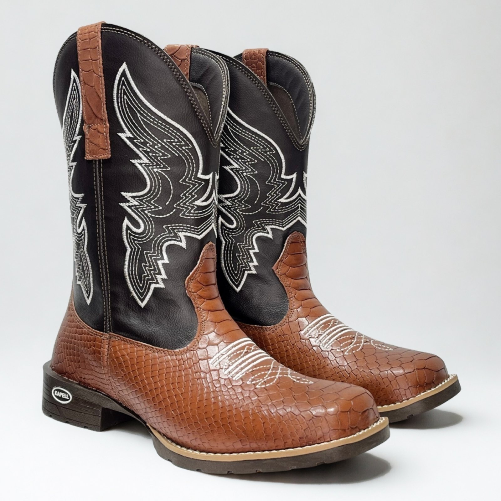 Bota Texana Masculina em Couro Marrom Estampa de Cobra Cano Longo Bordado Kapell