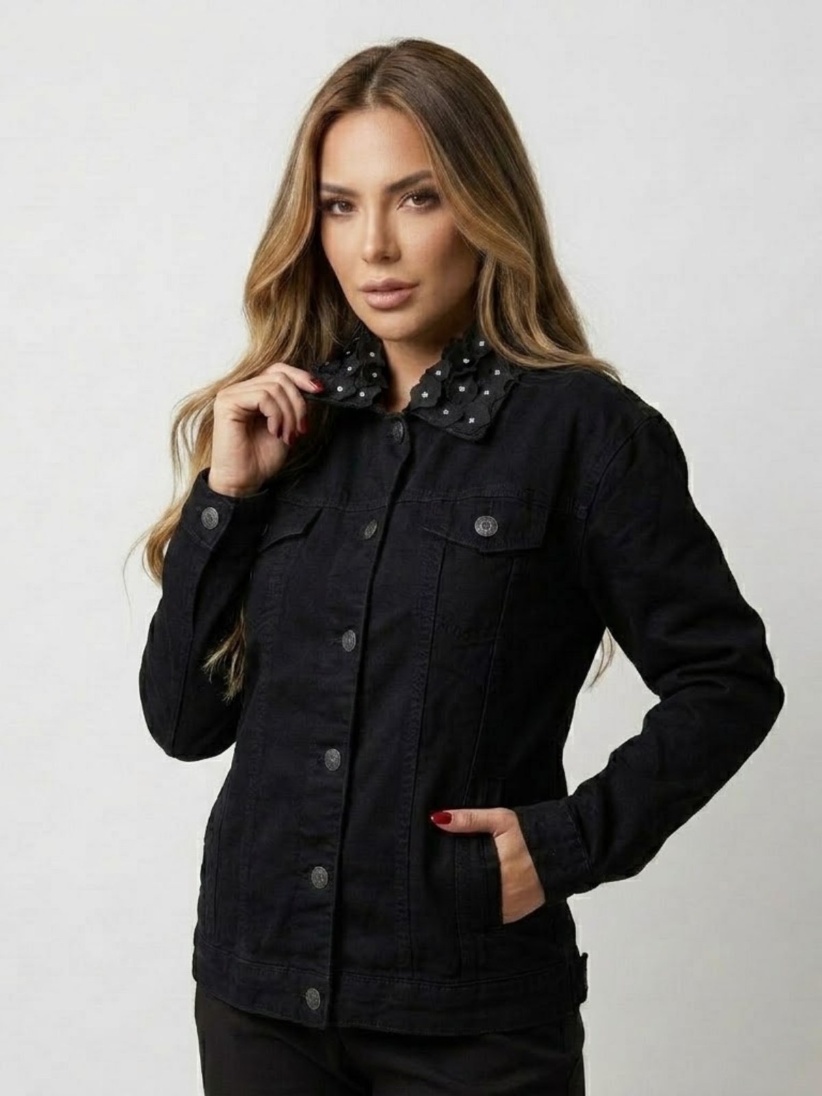 Jaqueta Maxxi Oversized Feminina Jeans Preta com Gola Floral decoração de Strass e Brilho com Bolsos Denim Estilo de Rua