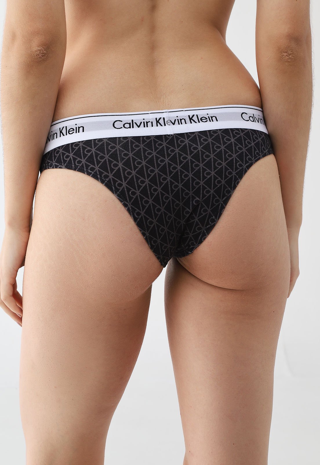 Vista 3 Calcinha Tanga Calvin Klein Estampada Modern Cotton Preta Calvin Klein Underwear preto Calvin Klein Underwear preto