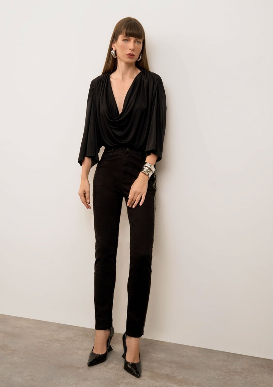 Blusa Iódice Solta Decote V Manga Curta Cropped Preto