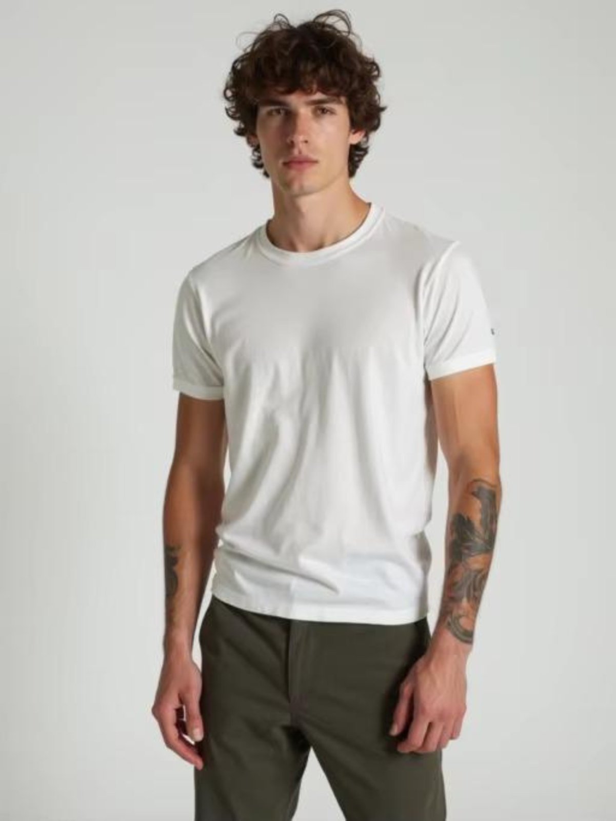 Vista 3 Kit 4 Camisetas Masculinas Dry Fit TH6 Casuais Lisas Poliéster Premium azul marinho/branco/cinza/multicolorido/preto TH6 azul marinho/branco/cinza/multicolorido/preto