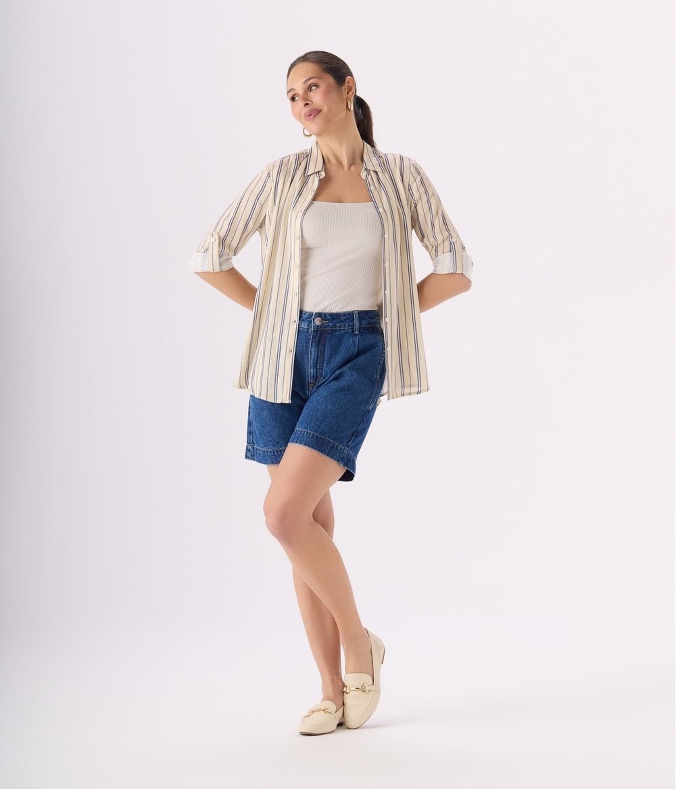 Bermuda Makenji Jeans Media Com Pregas E Bolsos Feminina Azul Medio