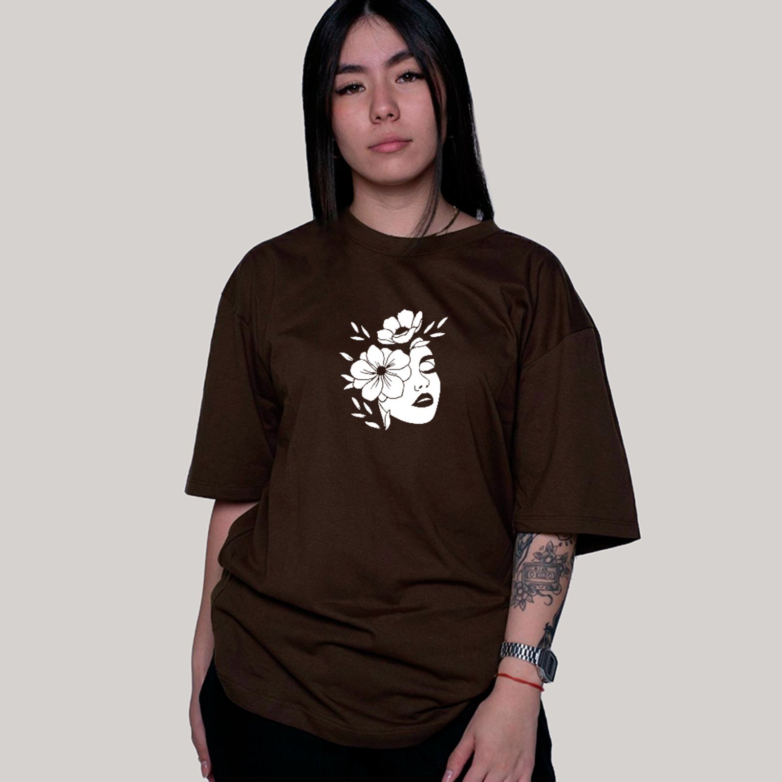 Camiseta Ousy Rosto E Flores Minimalista Oversized Feminina Marrom