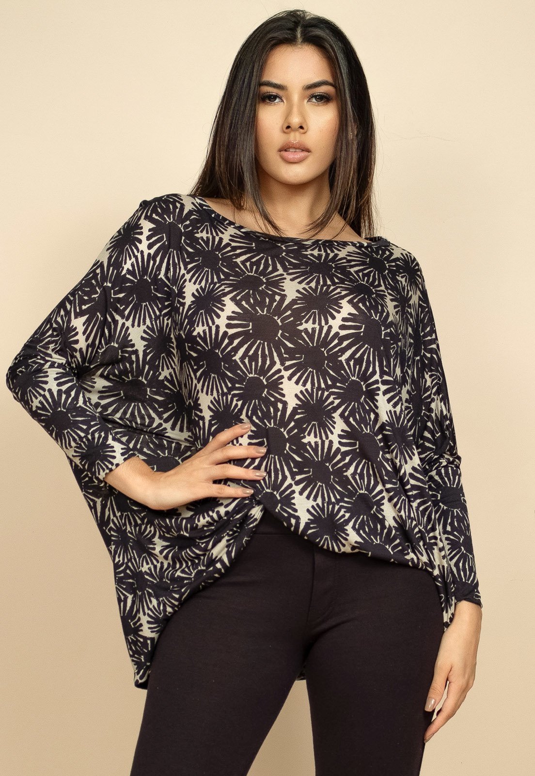 Blusa Ampla Fibra de Bambu Morcego Manga Longa Estampa Margarida Black