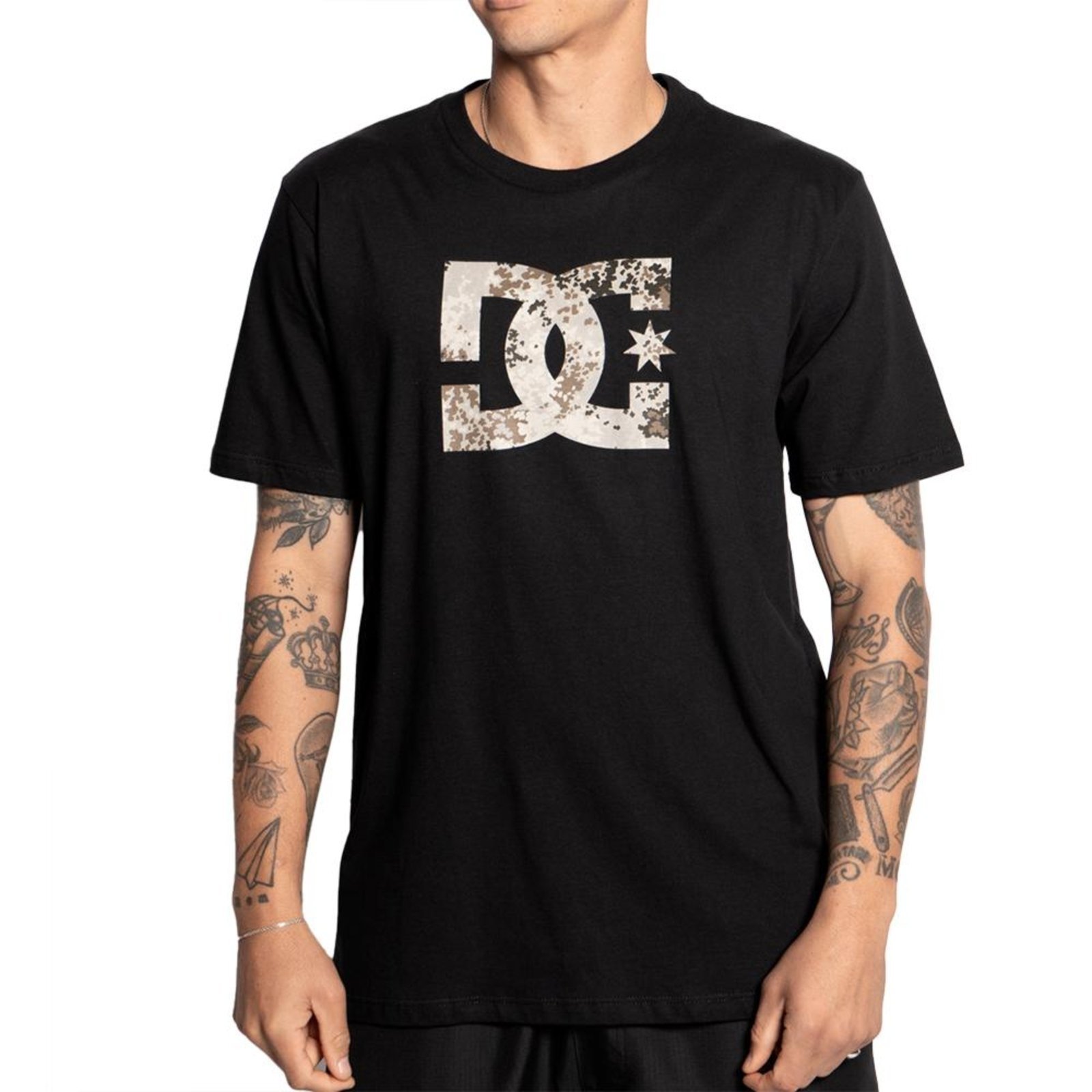 Vista 2 Camiseta DC Shoes New Camo Star Fill Plus Size SM25 preto DC Shoes preto