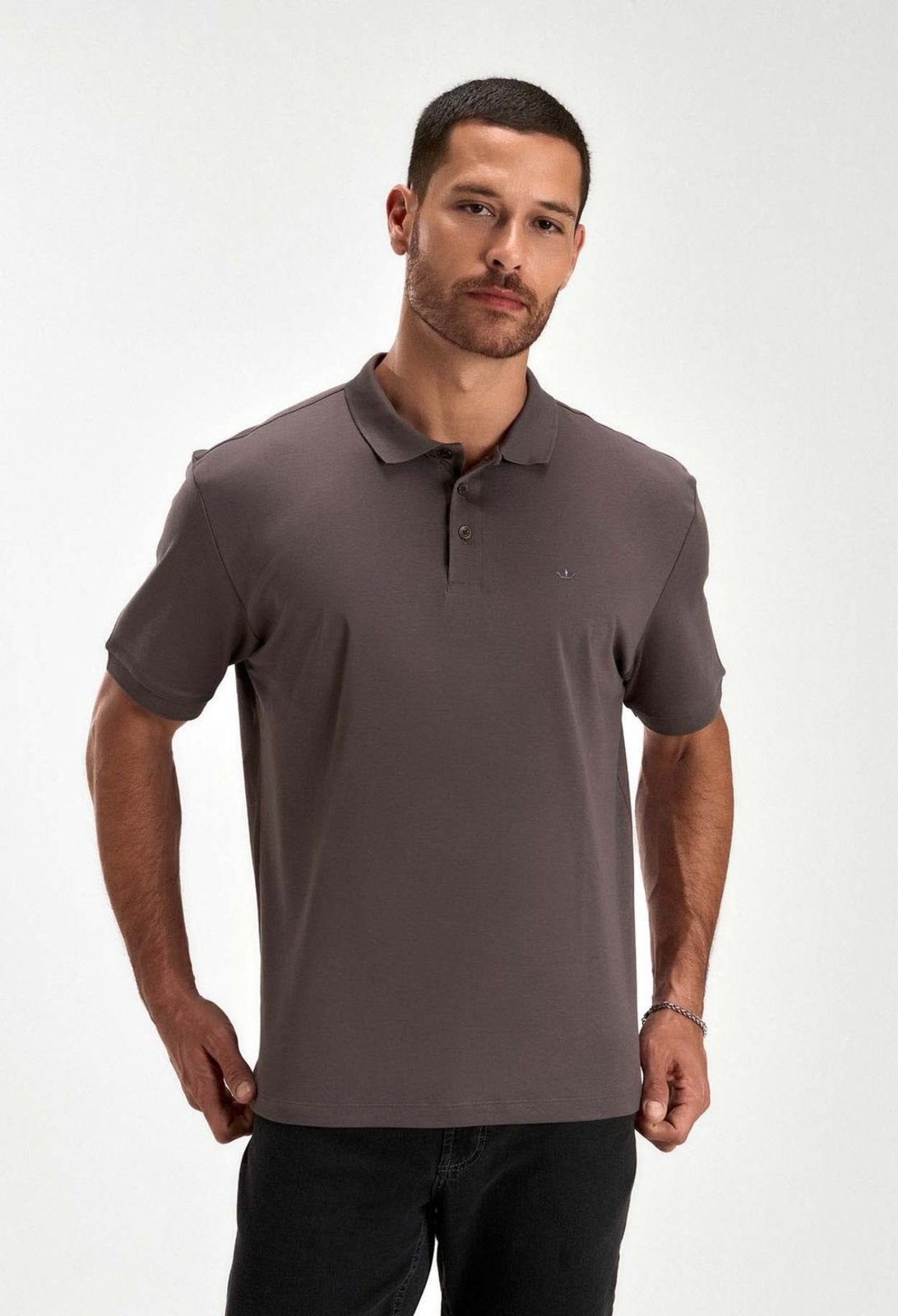 POLO DOCTHOS RELAXED FIT MANGA CURTA SUEDINE GOLD POLO DOCTHOS RELAXED FIT MANGA CURTA SUEDINE GOLD 008 CHUMBO G3