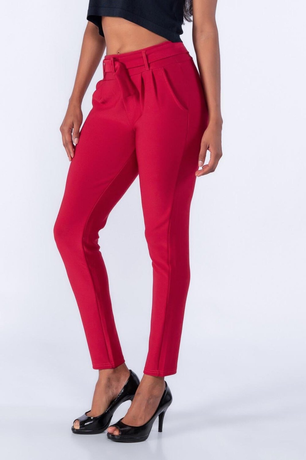 Calça Cenoura Pregas Bolso Vermelho
