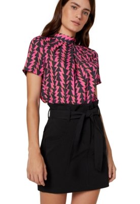 Blusa AMARO Manga Curta Com Gola Arrow Menor preço em Blusa AMARO Manga Curta Com Gola Arrow