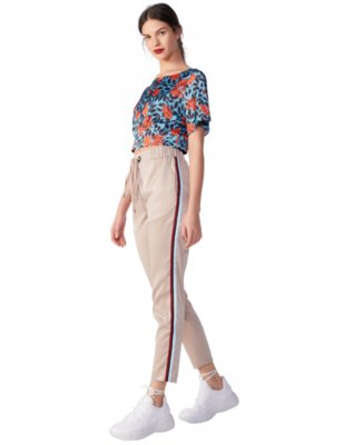 Calça AMARO Jogging Acetinada Com Ilhós Caqui Menor preço em Calça AMARO Jogging Acetinada Com Ilhós Caqui