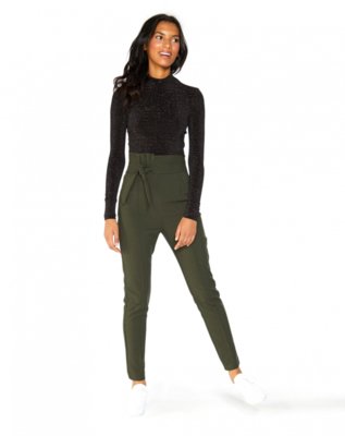 Calça AMARO Skinny Alfaiataria Cinto Verde Escuro Menor preço em Calça AMARO Skinny Alfaiataria Cinto Verde Escuro