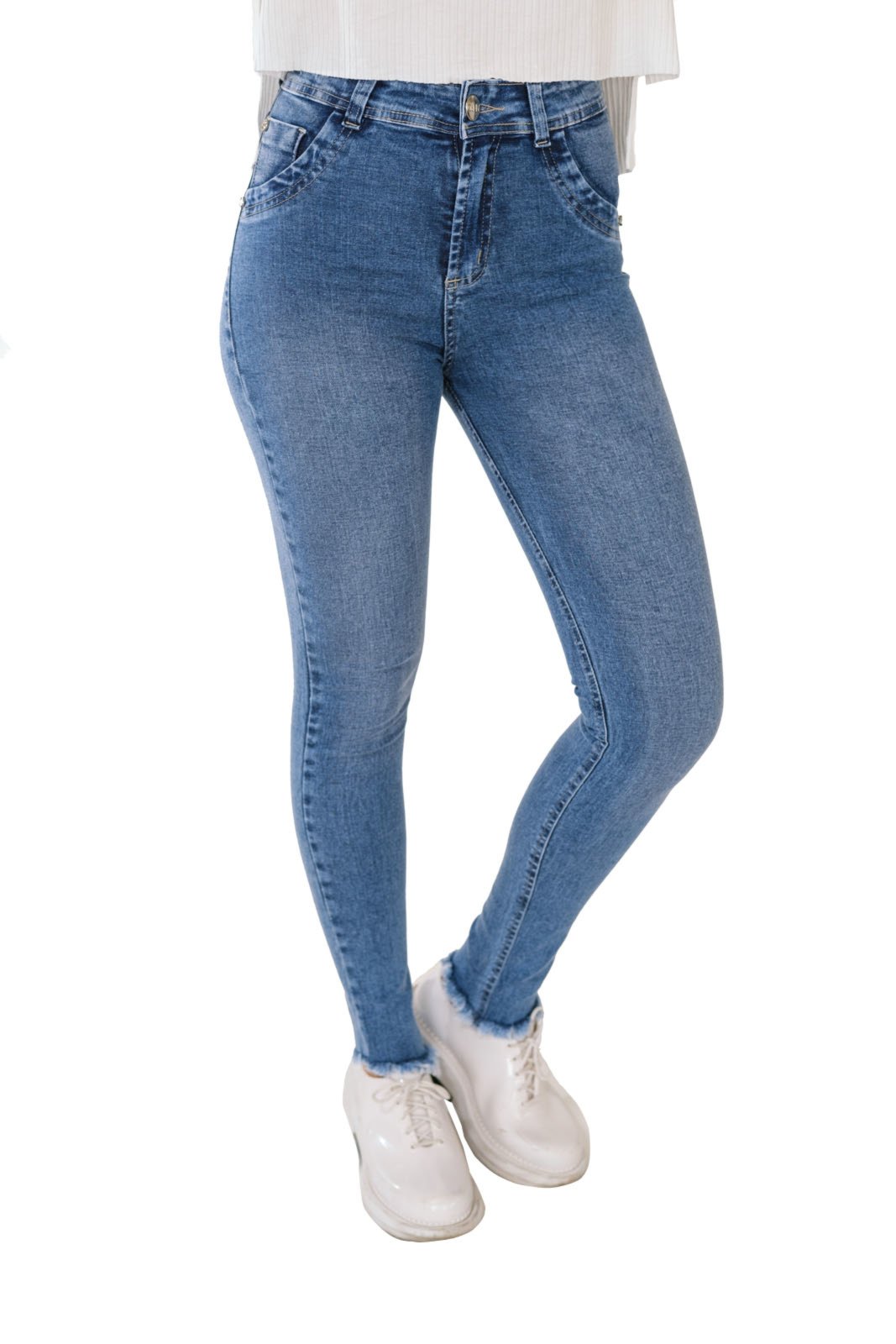 calça jeans com barra assimétrica