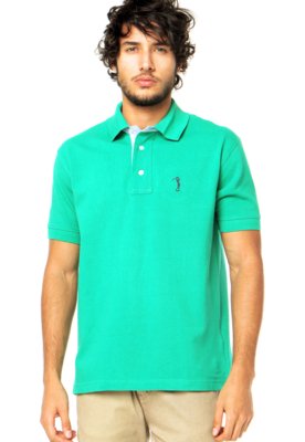 Marca de roupa store homem jogando golfe