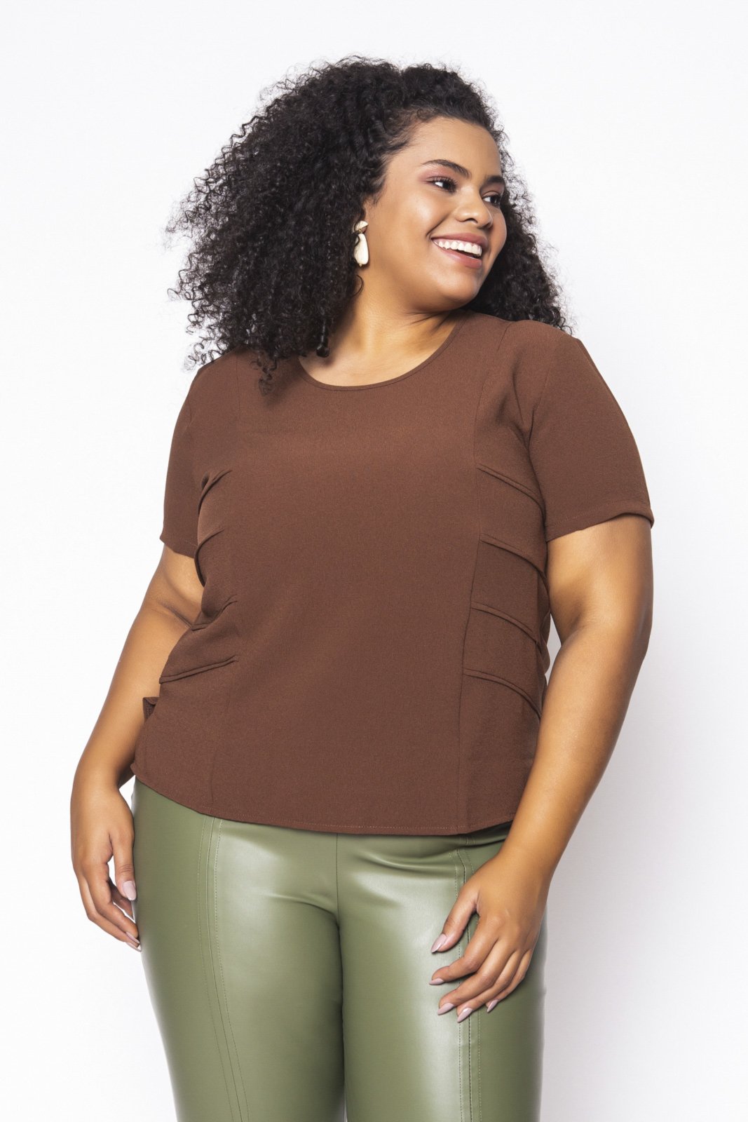 blusa marrom plus size