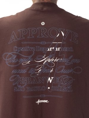 CAMISETA HUGE APPROVE CREATIVE DEPARTAME - MARROM