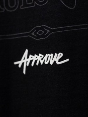 CAMISETA HUGE APPROVE CREATIVE DEPARTAME - PRETO