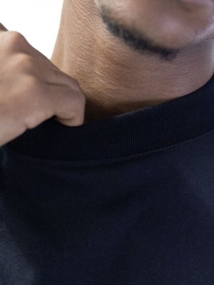 CAMISETA HUGE APPROVE CREATIVE DEPARTAME - PRETO