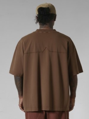CAMISETA HUGE CANVAS STONE - MARROM