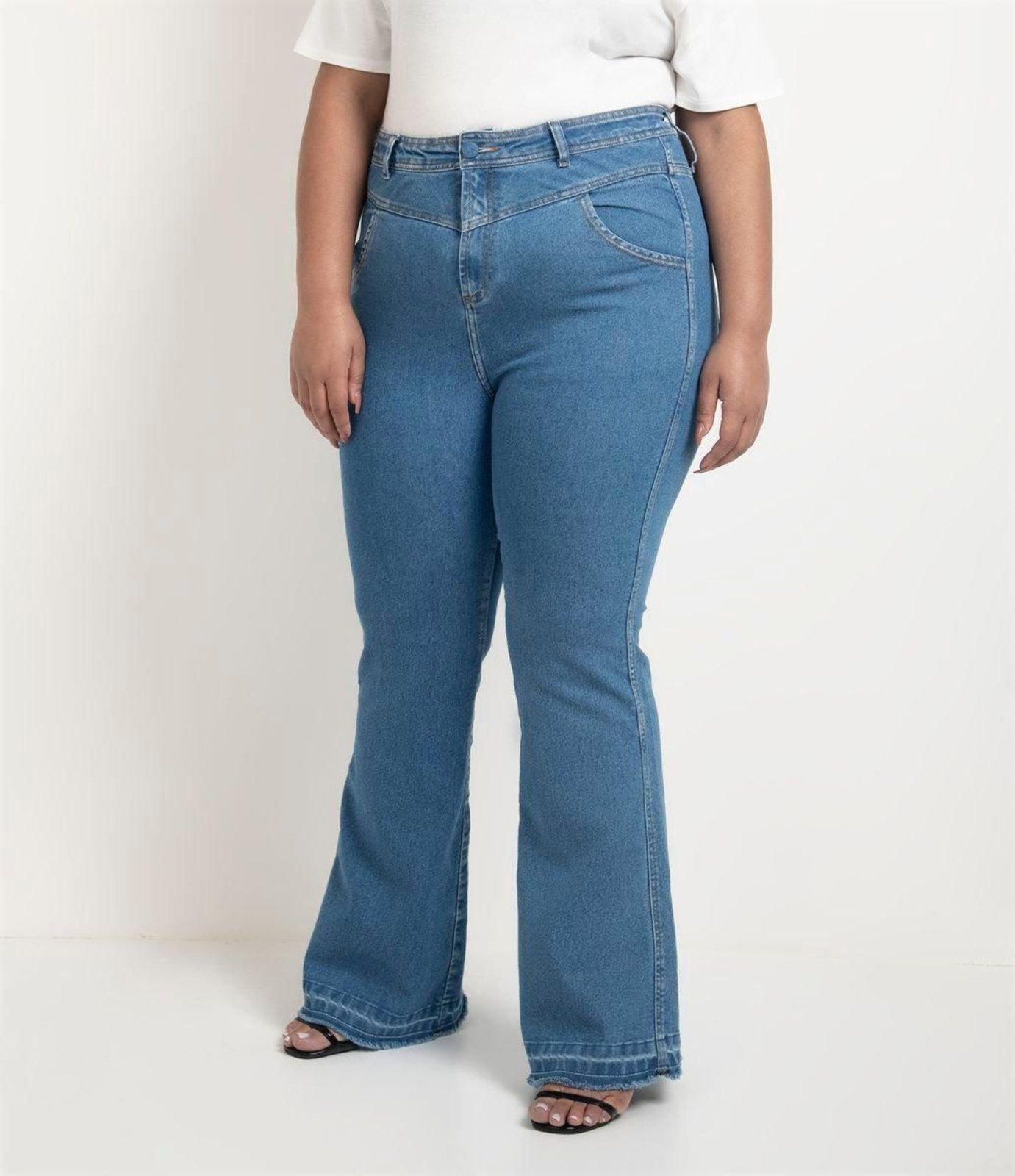 Calça Jeans Flare com Botão Forrado Curve & Plus Size Azul